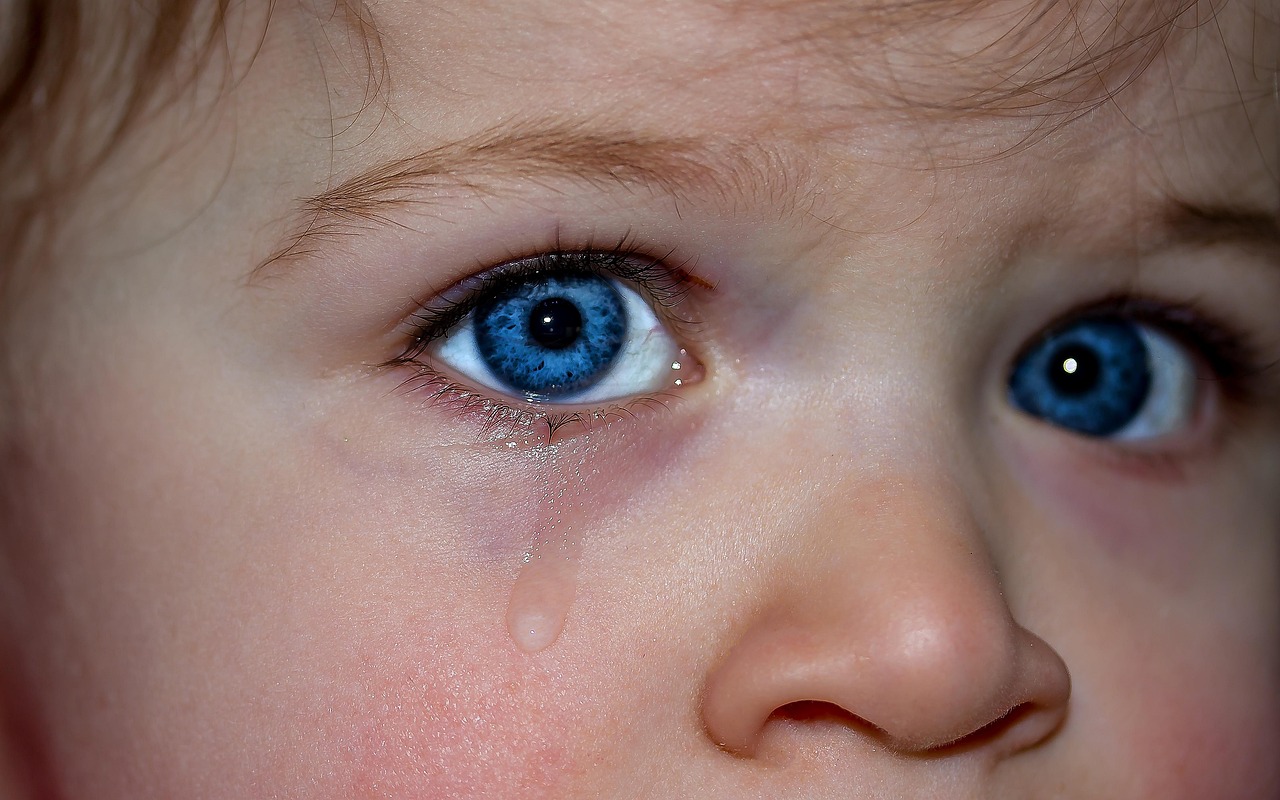 子どもが朝起きたときに目が乾く原因は何ですか？