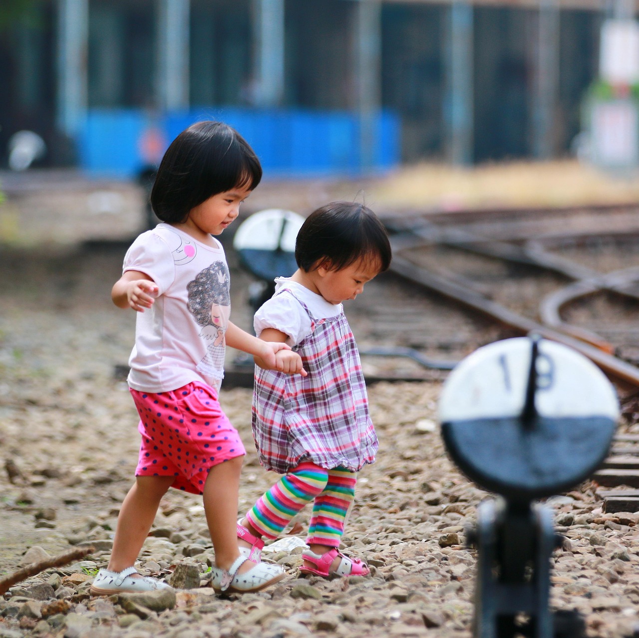 小学生が遠視の場合、メガネは必要なのか？