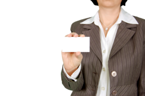 小学生がコンタクトを使うことは不向きで目の乾燥を引き起こすのか？