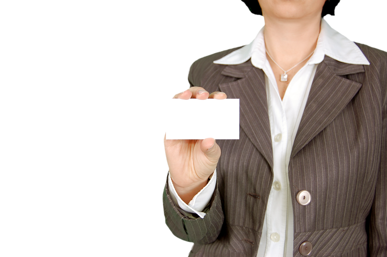 小学生がコンタクトを使うことは不向きで目の乾燥を引き起こすのか？