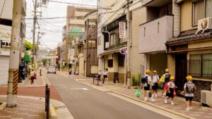 小学生がメガネをかけると視力の進行は止まるの？
